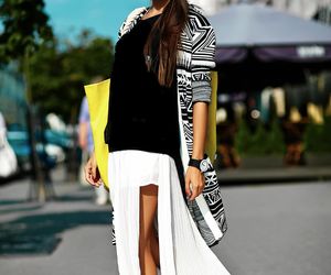 Długa spódnica to nieodłączny element modnych stylizacji. Naszą je zarówno romantyczki, jak i fanki stylu grunge 