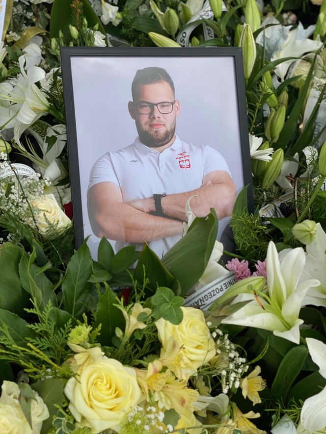 Przejmujący widok na grobie Jakuba Pracharczyka. 20-latek zginął w katastrofie awionetki