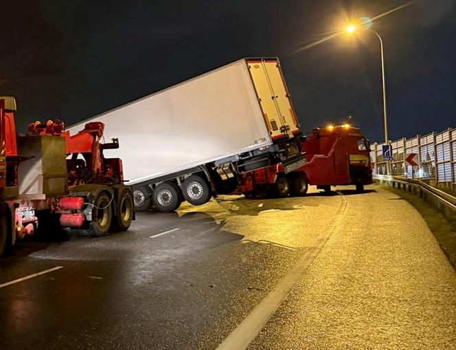Ciężarówka runęła z nasypu na węźle pod Warszawą