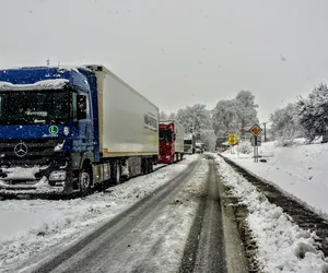 Ciężarówka wylądowała w rowie! Utrudnienia na DK 10