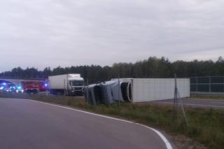 Jeżewo Stare: Wypadek na S8. Przewrócona ciężarówka-chłodnia zablokowała drogę [ZDJĘCIA]