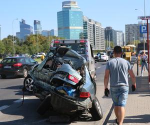 Wypadek w Alejach Jerozolimskich. Samochód uderzył w autobus. Kierowca osobówki nie żyje