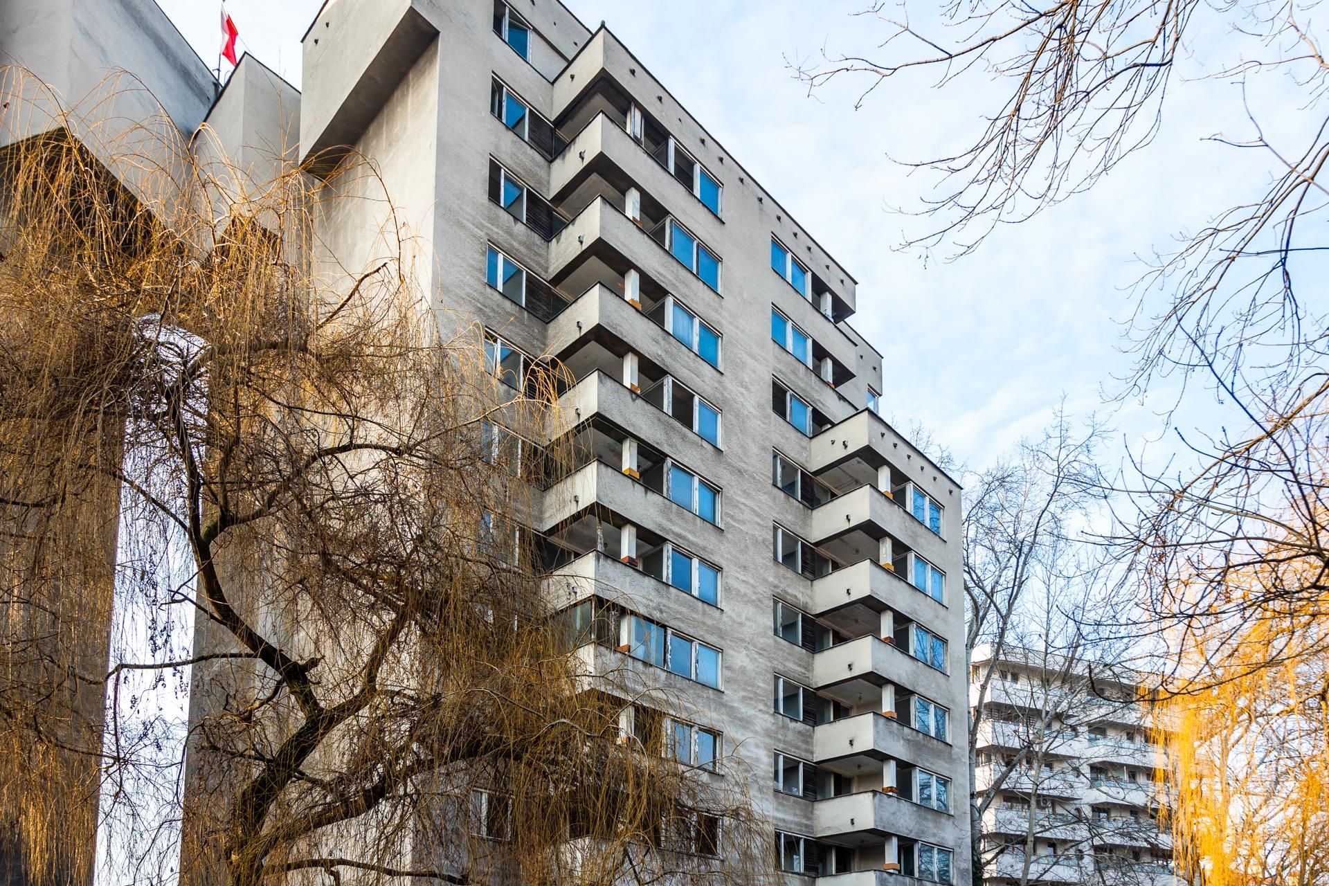 Szpiegowo, blok na Sobieskiego 100 w Warszawie