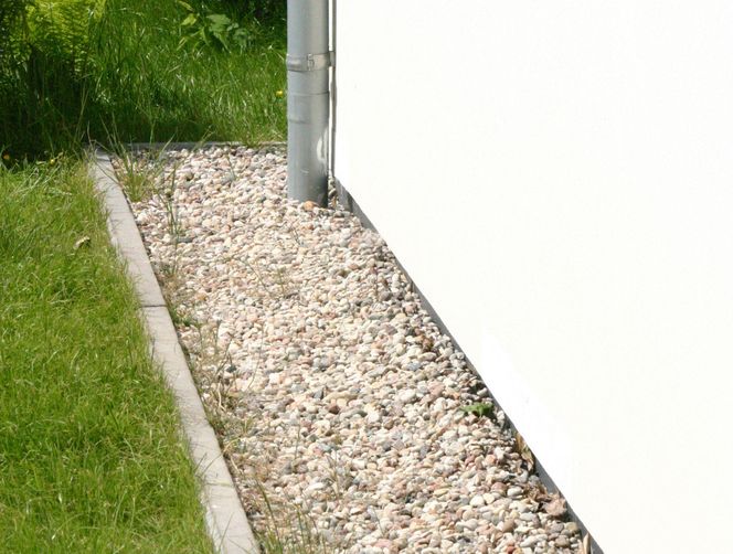 Opaska z kamieni wokół domu