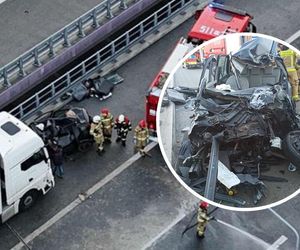 Na A2 osobówka wbiła się pod ciężarówkę. Kierowca był zakleszczony we wraku /AKTUALIZACJA/