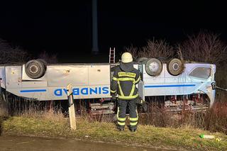 Wypadek polskiego autokaru w Niemczech na A2. Autokar dachował, 35 osób rannych