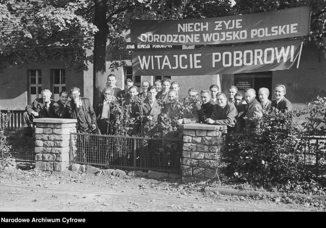 QUIZ PRL. Od Lenino do „fali”: Sprawdź, czy przetrwałbyś w wojsku PRL. Tylko dla orłów!