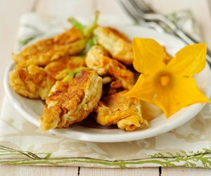 Faszerowane kwiaty cukinii smażone w cieście naleśnikowym