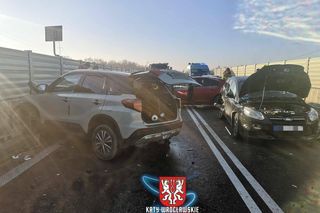 Strażacy chcieli pomóc przy wypadku. Wtedy w jednego z nich wjechał samochód