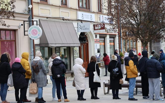 Tłusty Czwartek 2024 w Lublinie. Kolejki po pączki na Krakowskim Przedmieściu