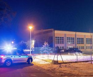 Nożownik z Kadzidła usłyszał zarzut. 18-latkowi, który zaatakował uczniów grozi dożywocie