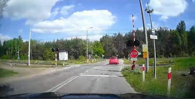 Policjanci ujawnili dramatyczne nagranie. Zderzenie trzech aut na przejeździe kolejowym