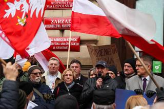 Kraków. Protest w obronie mediów publicznych. Barbara Nowak: „Zawszańcy nas sprzedali”, zgromadzeni: „Wolna Polska!”