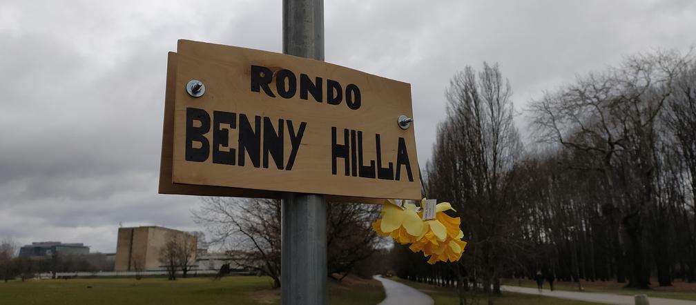 Rondo Benny Hilla? Tajemnicza tabliczka zawisła w weekend na Polu Mokotowskim
