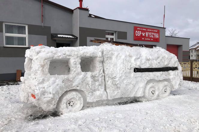 Strażacy z Woszyny mają nowy wóz. Nie dostali prawdziwego więc ulepili sobie go ze śniegu