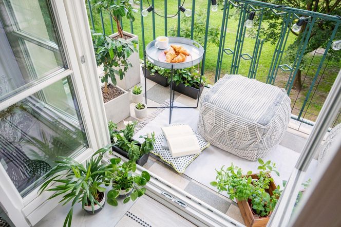 Mały balkon efektowny i praktyczny