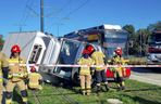  Łódź. Tramwaj zderzył się z dostawczym Iveco. Trzy osoby ranne w wypadku [ZDJĘCIA]