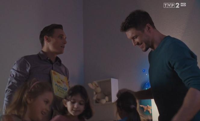 M jak miłość, odcinek 1651: Marcin (Mikołaj Roznerski), Olek (Maurycy Popiel)