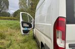 Policyjny pościg jak z filmu na Dolnym Śląsku. Padły strzały, próbował rozjechać policjanta