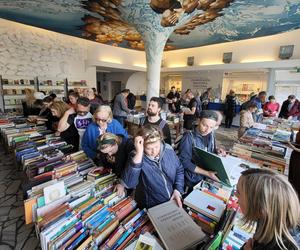 Setki książek, winyli i czasopism za 4 złote. We Wrocławiu rusza Giełda Książki Bibliotecznej