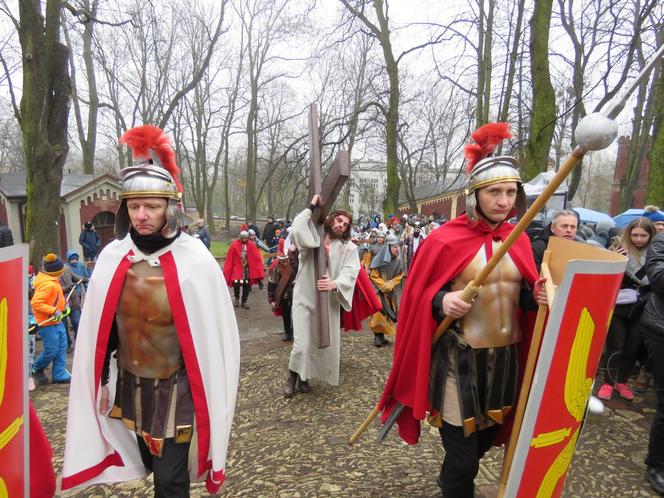 Misterium Męki Pańskiej na kalwaryjskim wzgórzu w Piekarach Śląskich