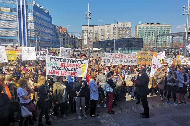 Strajk nauczycieli: PiSranki obiecanki. Tłumy na proteście w Katowicach