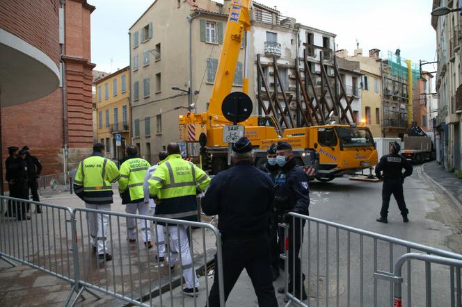 Waży 300 kg. Wynieśli go z domu dźwigiem