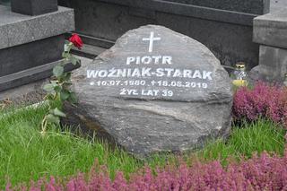 Nowy grób na pierwszą rocznicę śmierci Piotra Woźniaka-Staraka [ZDJĘCIA]