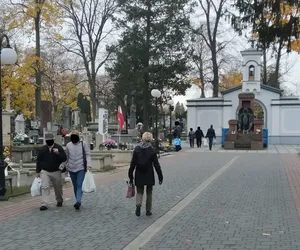 Na Wszystkich Świętych będzie więcej policyjnych patroli na cmentarzach i drogach