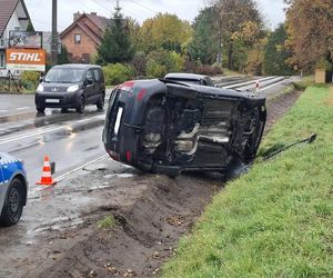 Wypadek w Rzepinie. Auto osobowe przewróciło się na bok, jedna osoba zabrana do szpitala