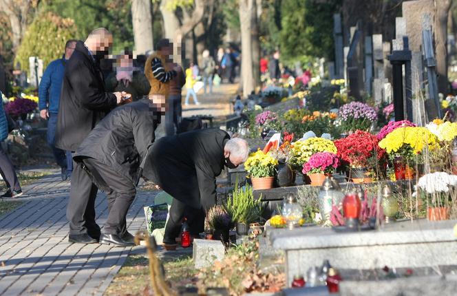 Jarosław Kaczyński odwiedził groby bliskich w Święto Zmarłych