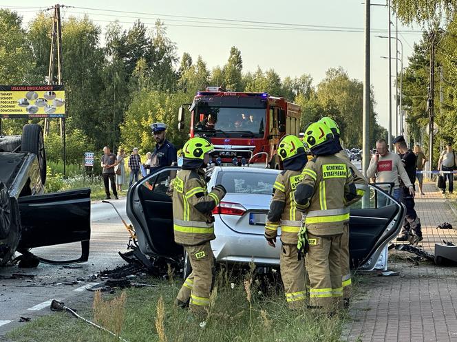 Potworna czołówka pod Legionowem. Roztrzaskane auto dachowało, są ranni