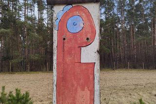 Największa kolekcja muru berlińskiego jest pod Wrocławiem. Na polu ustawiono kilkadziesiąt żelbetowych płyt z NRD