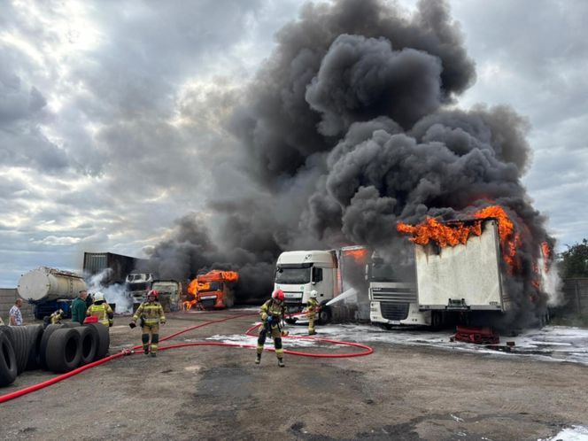 Wielki pożar w Kamieńszczyźnie! Ciężarówki i naczepy stanęły w ogniu