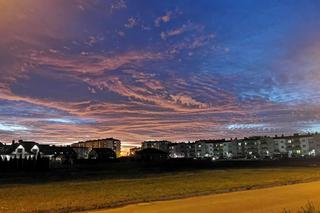 Kolorowy spektakl na niebie na Dolnym Śląsku. Co zwiastuje czerwone niebo? 