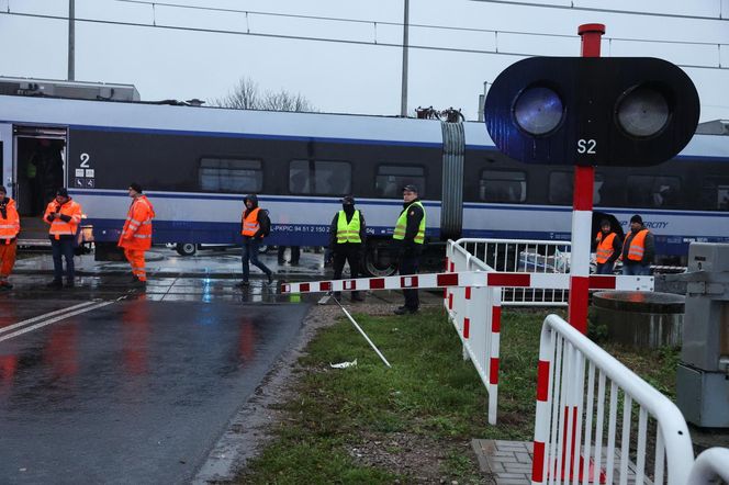 Na przejeździe kolejowym w msc. Nowa Sucha (pow. sochaczewski) doszło do zderzenia pociągu pośpiesznego z ciężarówką