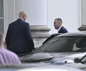 Karol Nawrocki który odbiera Kasię ze szkoły.