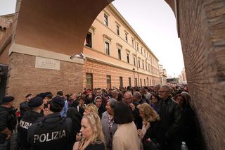 Dziesiątki tysięcy wiernych w Watykanie. Ogromna kolejka do trumny papieża