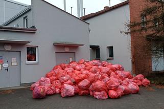 Odpady z oddziałów covidowych zalegają na terenie szpitala przy ul. Żurawiej [WIDEO]