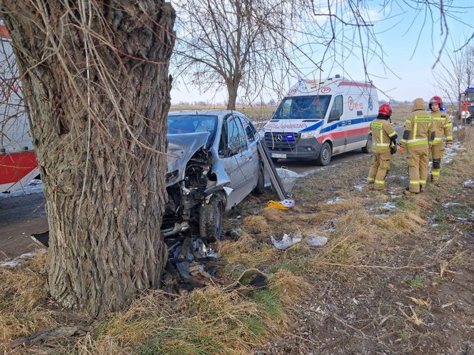 Tragiczny finał wypadku w powiecie rawickim. Nie żyje 39-latek, który uderzył samochodem w drzewo