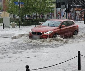 Nawałnica nad Gnieznem. Miasto zalały strumienie wody po ulewie i gradobiciu [ZDJĘCIA].