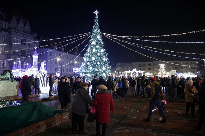 Bytomski rynek świeci się jak choinka. Gwiazda DeLoreana rozświetliła Bytomski Jarmark Świąteczny