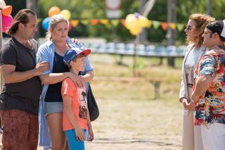 Barwy szczęścia odc. 1972. Żabcia (Hanna Klepacka), Gawron - Ricardo (Sebastian Stankiewicz), Aldona (Elżbieta Romanowska), Borys (Jakub Wieczorek), Aleks (Hubert Wiatrowski)