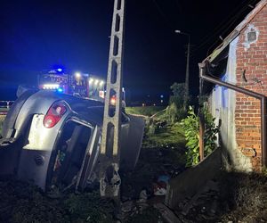 19-latek wypadł z drogi i uderzył w dom. Golf w strzępach, to cud że żyją!