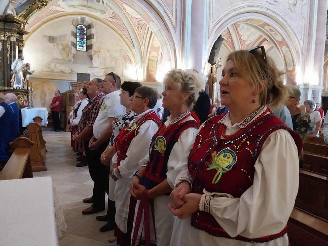 Dożynki 2024 w powiecie starachowickim. W Wąchocku dożynkowe wieńce, korowód i przysmaki