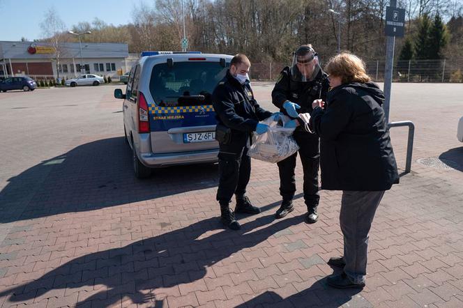 Zakrywanie twarzy OBOWIĄZKOWE! Na Śląsku strażnicy rozdają maski ZA DARMO 