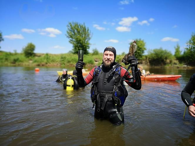 Posprzątali Narew w Łomży! Co płetwonurkowie wyłowili z rzeki? [FOTO]