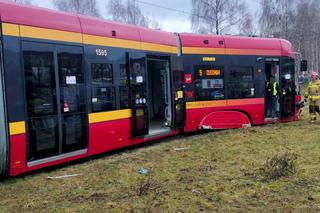 Koszmarny wypadek w Łodzi. Tramwaj i osobówka zderzyły się na Hetmańskiej [ZDJĘCIA].
