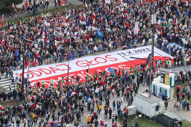 Ruszył Marsz Miliona Serc! Ogromne tłumy Polaków na ulicach Warszawy [ZDJĘCIA]