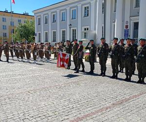 Na Skwerze Niepodległości w Siedlcach można było wysłuchać okolicznościowych przemówień i Apelu Pamięci Oręża Polskiego